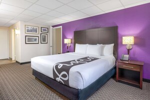 La Quinta Inn Suites by Wyndham Clifton Rutherford