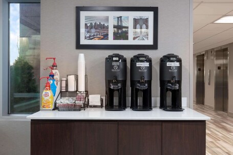 La Quinta Inn Suites by Wyndham Clifton Rutherford - Image 28