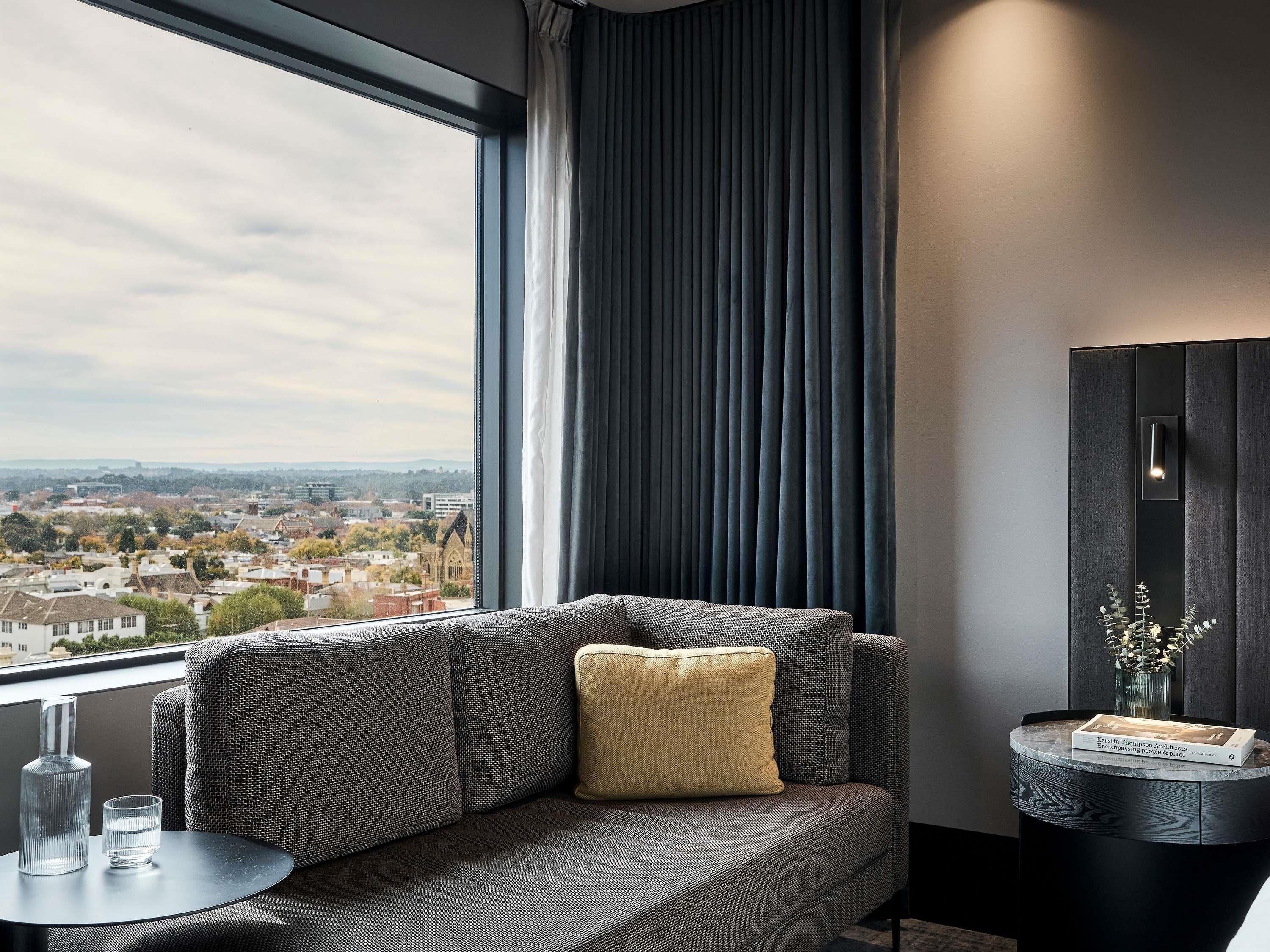 Rom – superior | Sengetøy av topp kvalitet, senger med overmadrass og minibar