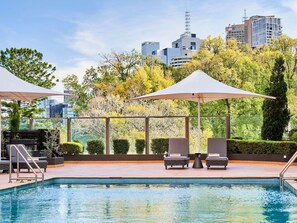 Piscine extérieure, parasols, chaises longues