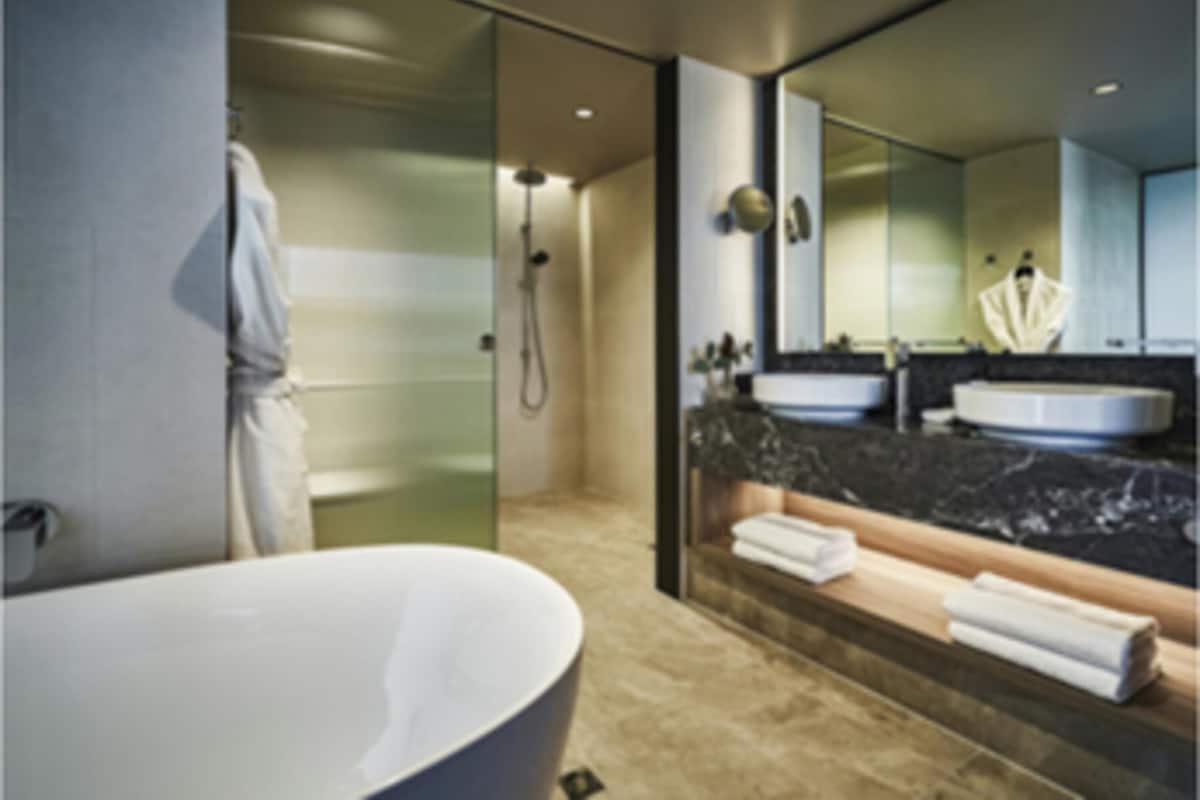 1 bedroom, premium bedding, minibar, in-room safe