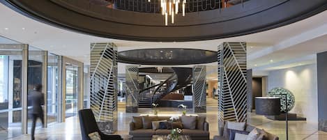 Vue sur le jardin, sert le déjeuner, le dîner et l'apéritif