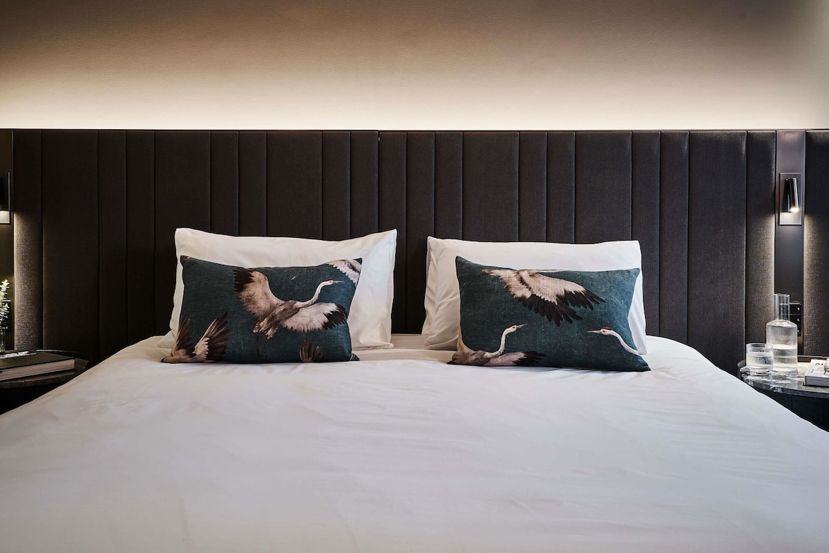 Ropa de cama de alta calidad, camas con pillow-top y minibar