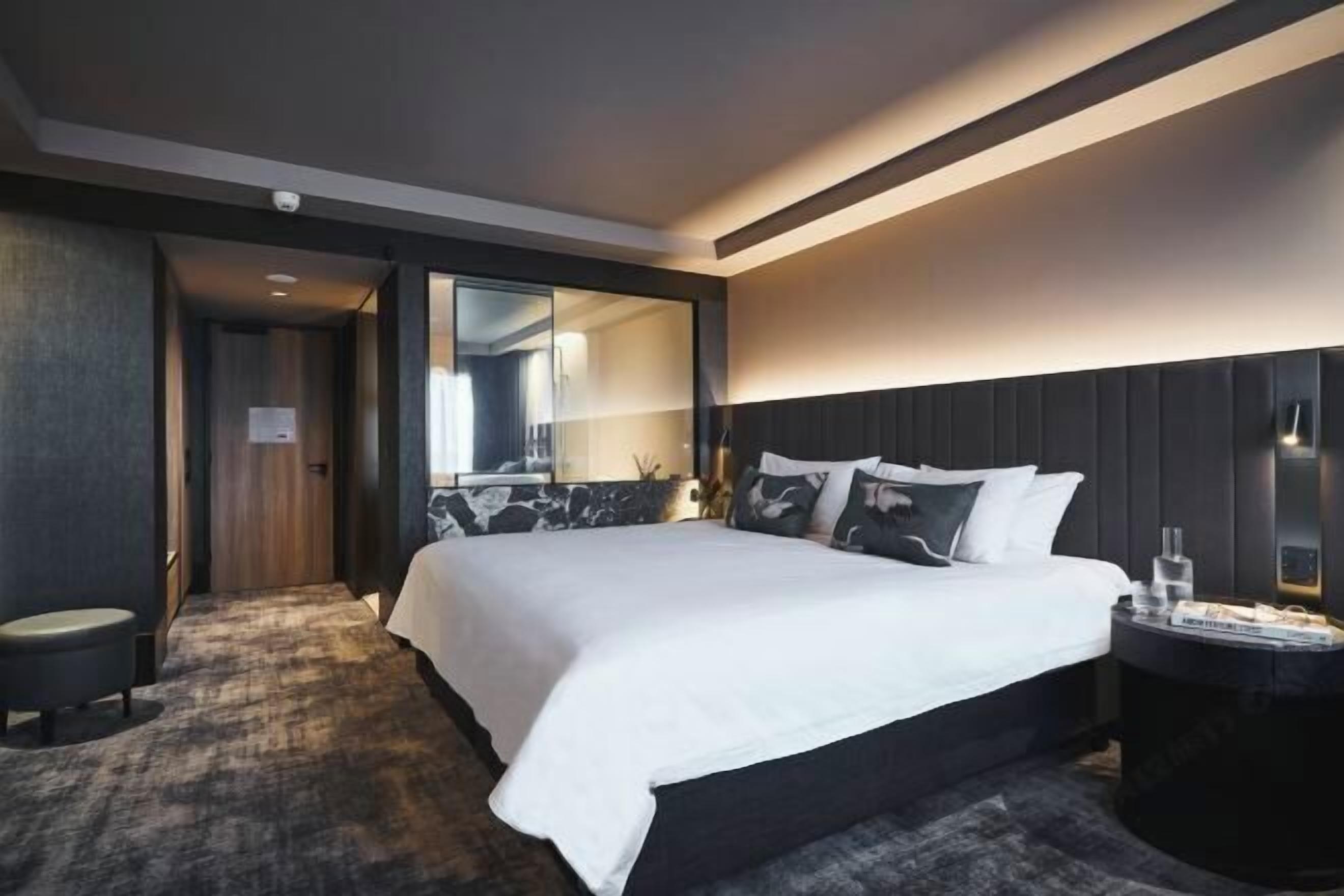 Premium bedding, pillow-top beds, minibar, in-room safe