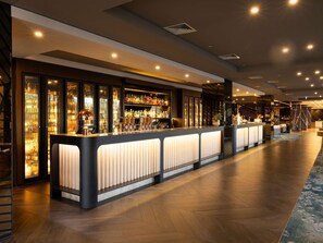 Lunch, middag och happy hour med utsikt mot trädgården