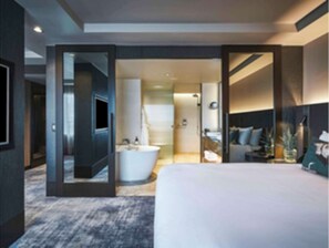 Dusche, Designer-Toilettenartikel, Haartrockner, Bademäntel