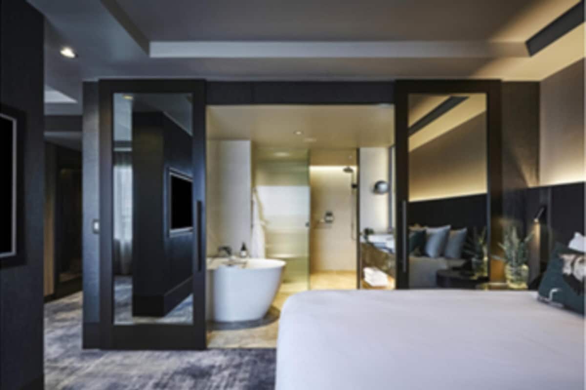 Deluxe Suite, 1 King Bed, Club Lounge Access | 1 bedroom, premium bedding, minibar, in-room safe