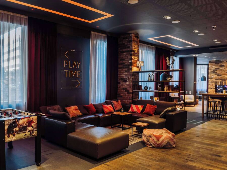 Serverer lunsj og middag