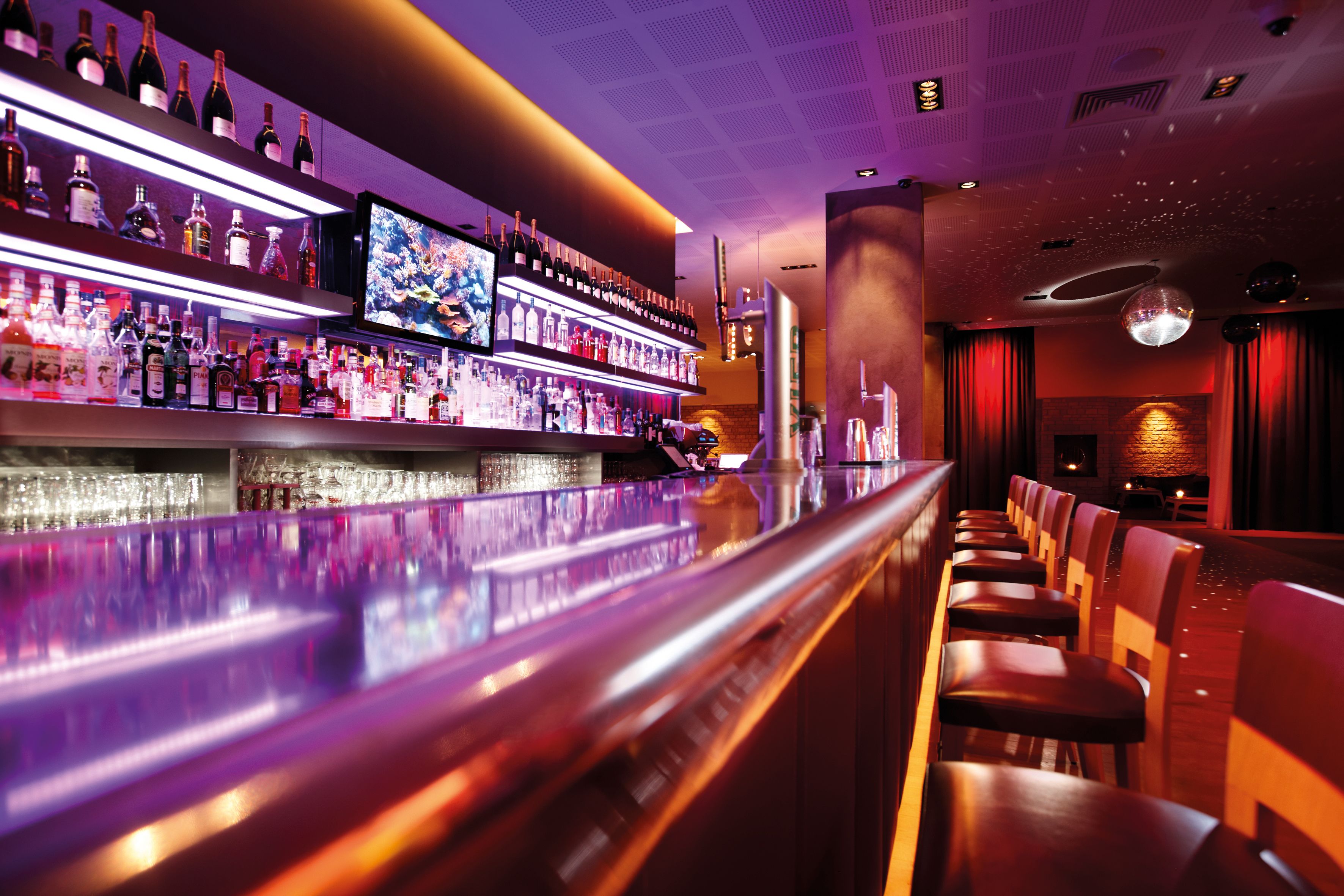 serves lunch and dinner