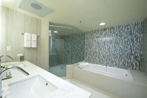 Deluxe Suite or Suite, 1 King Bed, Deluxe | Banheiro | Chuveiro/banheira combinados, produtos de toalete biodegradáveis