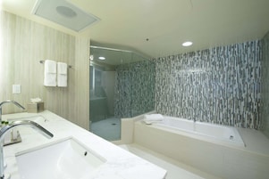 Bañera con ducha, artículos de tocador ecológicos, secador de pelo