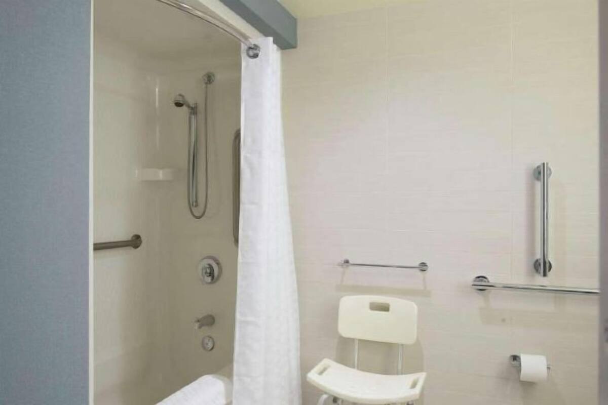 Bañera con ducha, artículos de tocador ecológicos, secador de pelo