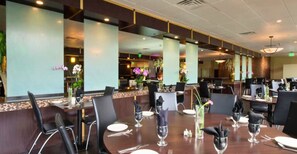 Phục vụ bữa sáng, bữa trưa và bữa tối 