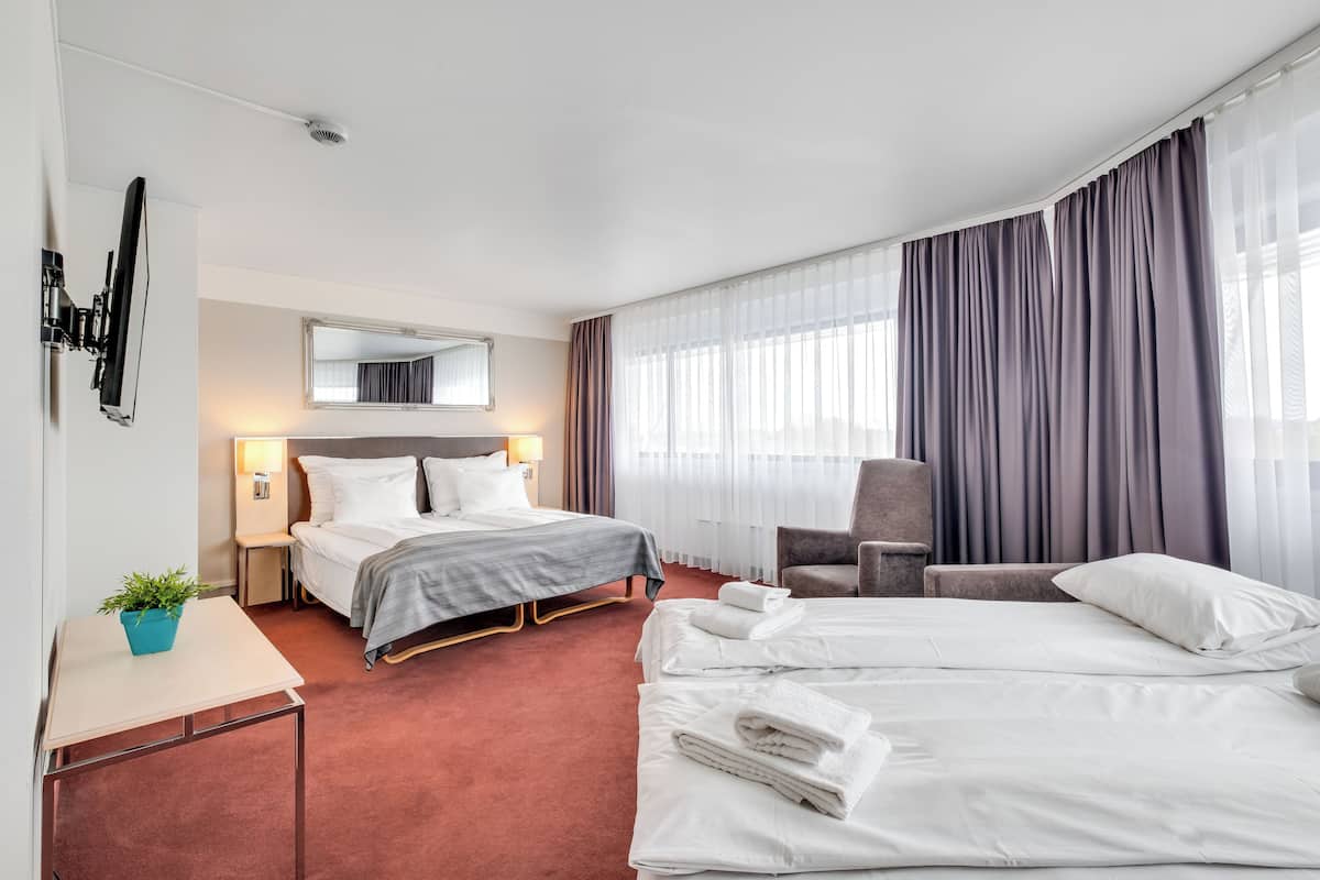 family room, non smoking | pillow-top beds, desk, blackout curtains, cots/infant beds