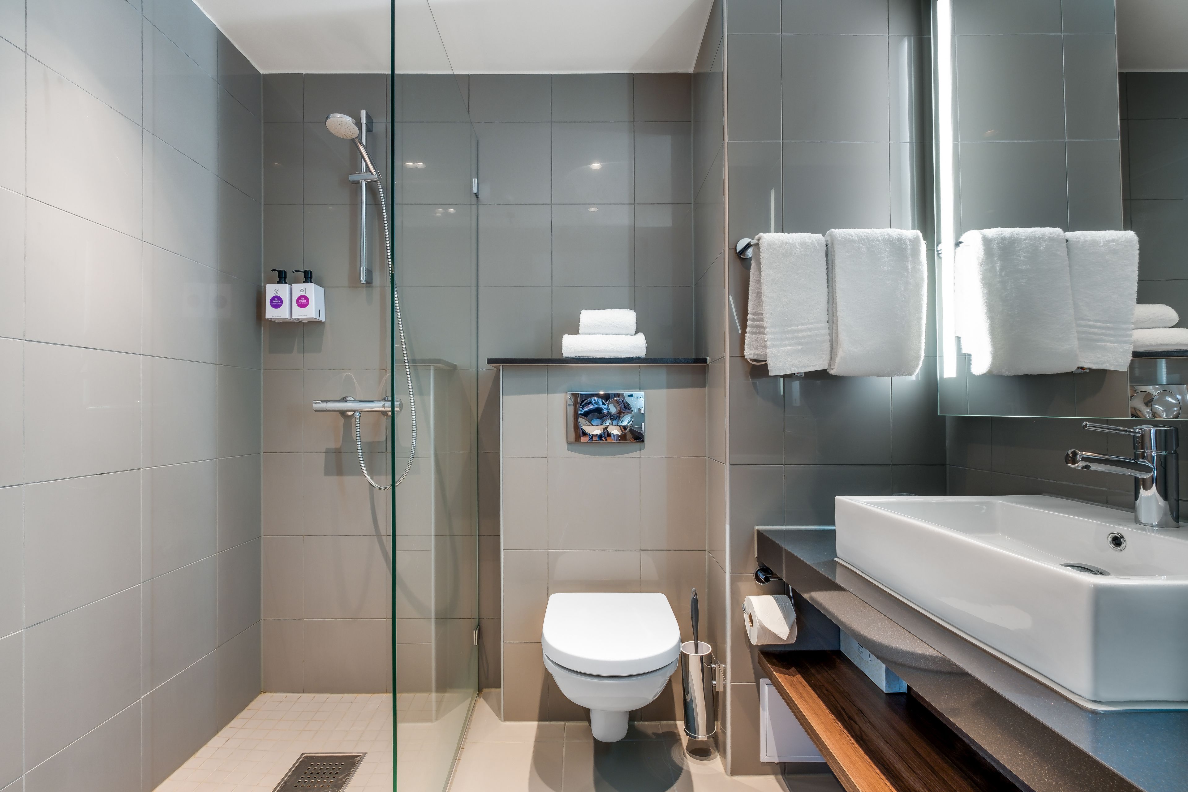 combined shower/bathtub, hair dryer, towels