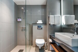 Bañera con ducha, secador de pelo, toallas