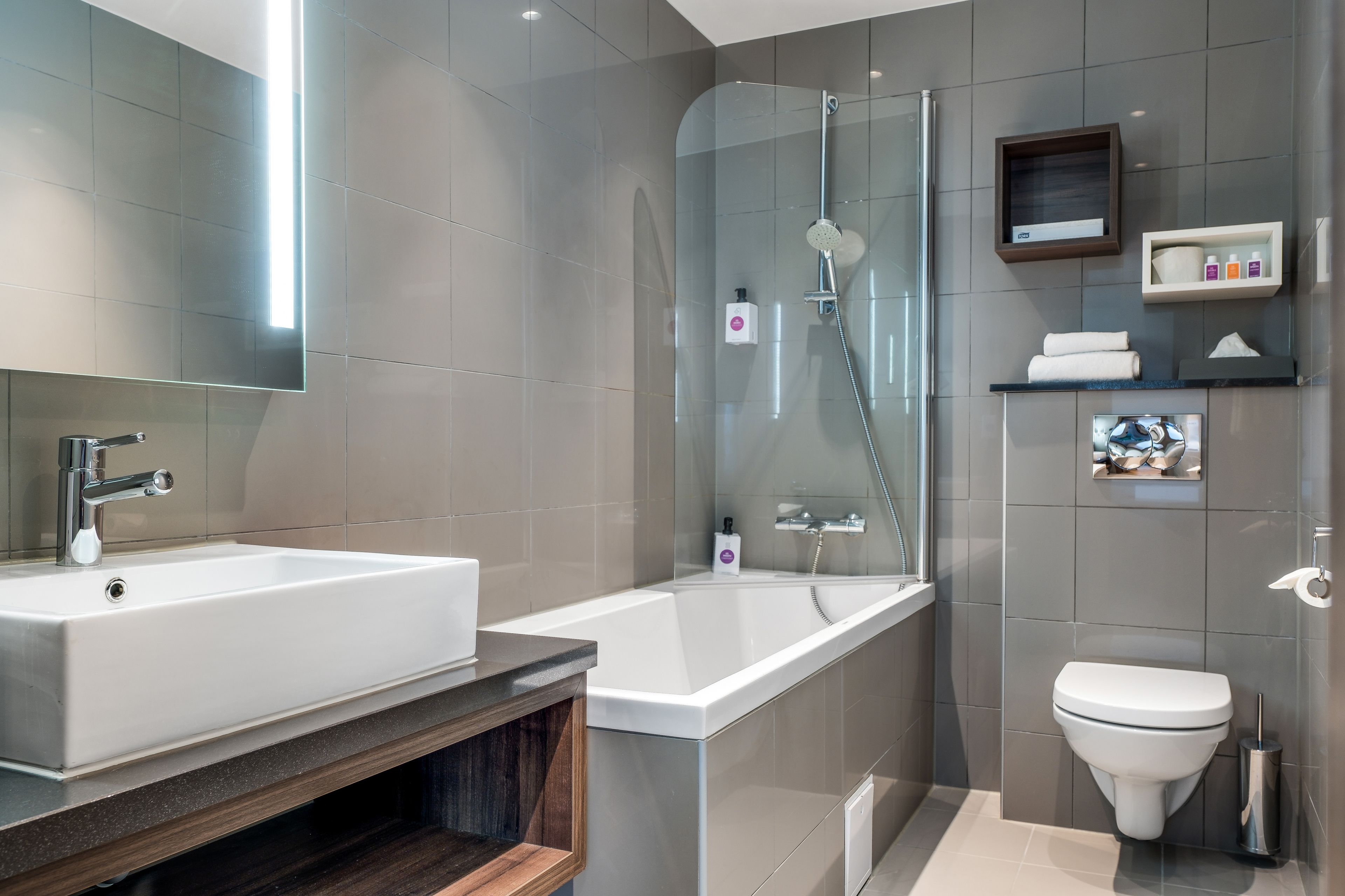 combined shower/bathtub, hair dryer, towels