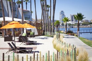 Sun loungers, beach towels - Hotel Maya (Long Beach)