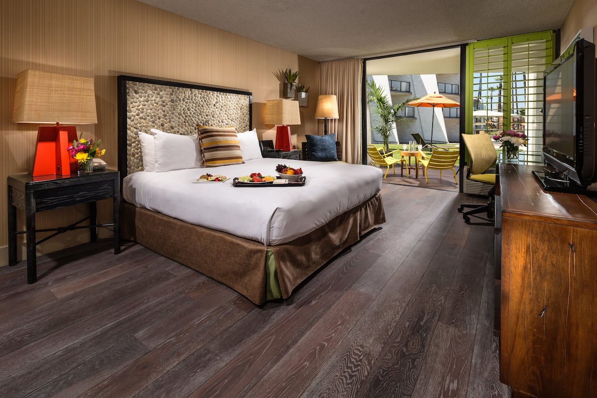 Standard Room, 1 King Bed | Pillow-top beds, in-room safe, desk, blackout curtains