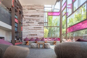 Lobby sitting area - Hotel Maya (Long Beach)