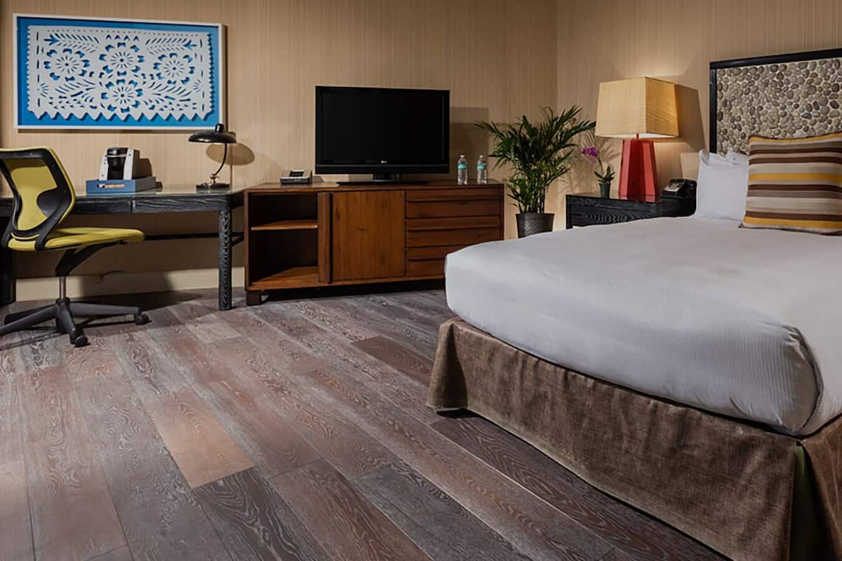 Standard Room, 1 Queen Bed, Mobility Accessible (Communication Features) | Pillow-top beds, in-room safe, desk, blackout curtains
