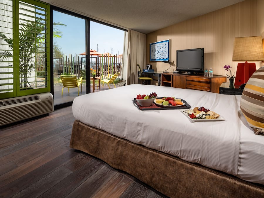 Tilam berlapik, peti besi dalam bilik, meja, langsir/tirai gelap terus