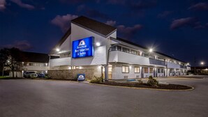 A hotel with a large sign reading "Americas Best Value Inn & Suites." - Americas Best Value Inn Kansas City E Independence (Independence)