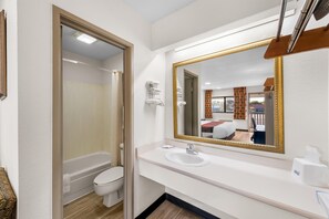 Articles de toilette (gratuits), séchoir à cheveux, serviettes fournies