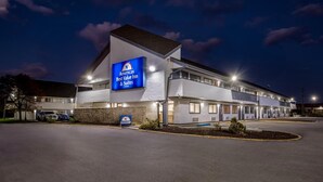 A hotel with a large sign reading "Americas Best Value Inn & Suites." - Americas Best Value Inn Kansas City E Independence (Independence)
