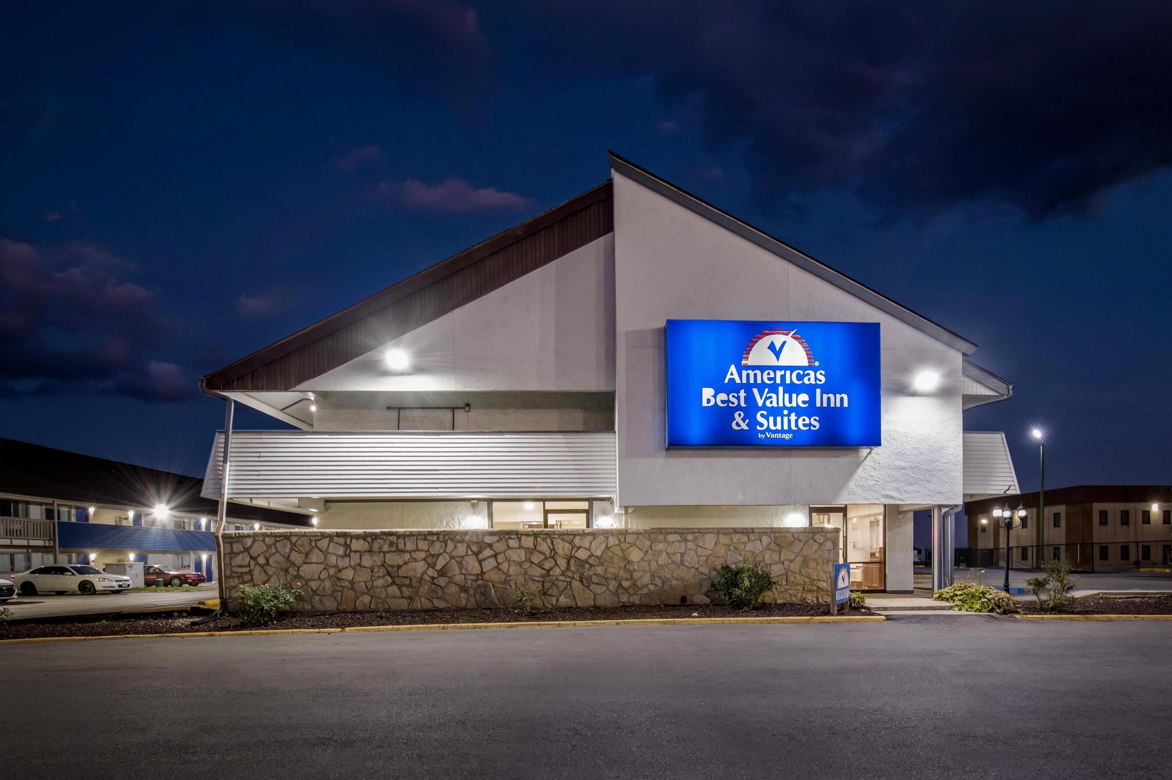 Un edificio moderno con un gran cartel que dice Americas Best Value Inn & Suites by Vantage.