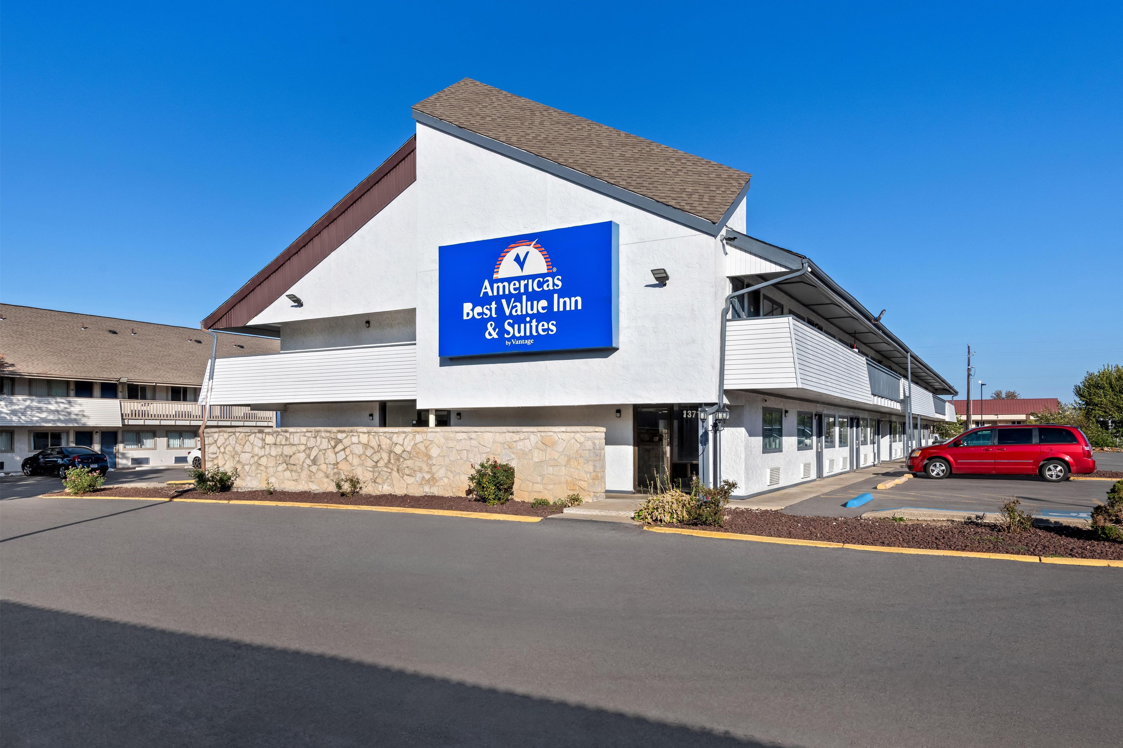 Um edifício com uma placa indicando 'Americas Best Value Inn & Suites by Vantage'.