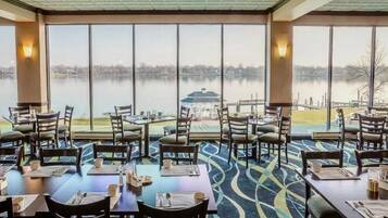 Breakfast, dinner served; American cuisine, garden views