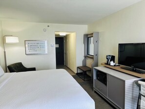 加厚床垫、客房内保险箱、办公桌、笔记本电脑工作区