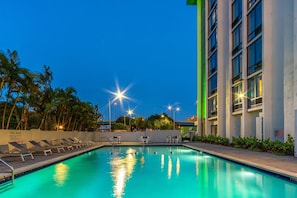 Outdoor pool, pool loungers