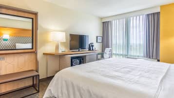 Habitación estándar, 1 cama de matrimonio grande, bañera accesible (Communications, Mobility) | Colchones con acolchado adicional, caja fuerte, escritorio