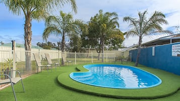 Una piscina al aire libre de temporada