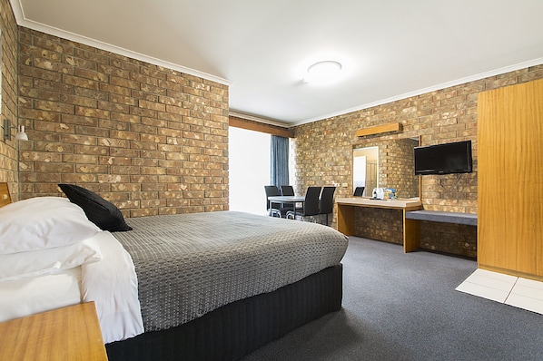 Family Room | Desk, iron/ironing board, free WiFi, bed sheets