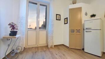 KĂŒhlschrank, Wasserkocher mit Kaffee-/Teezubehör, Wasserkocher, Toaster