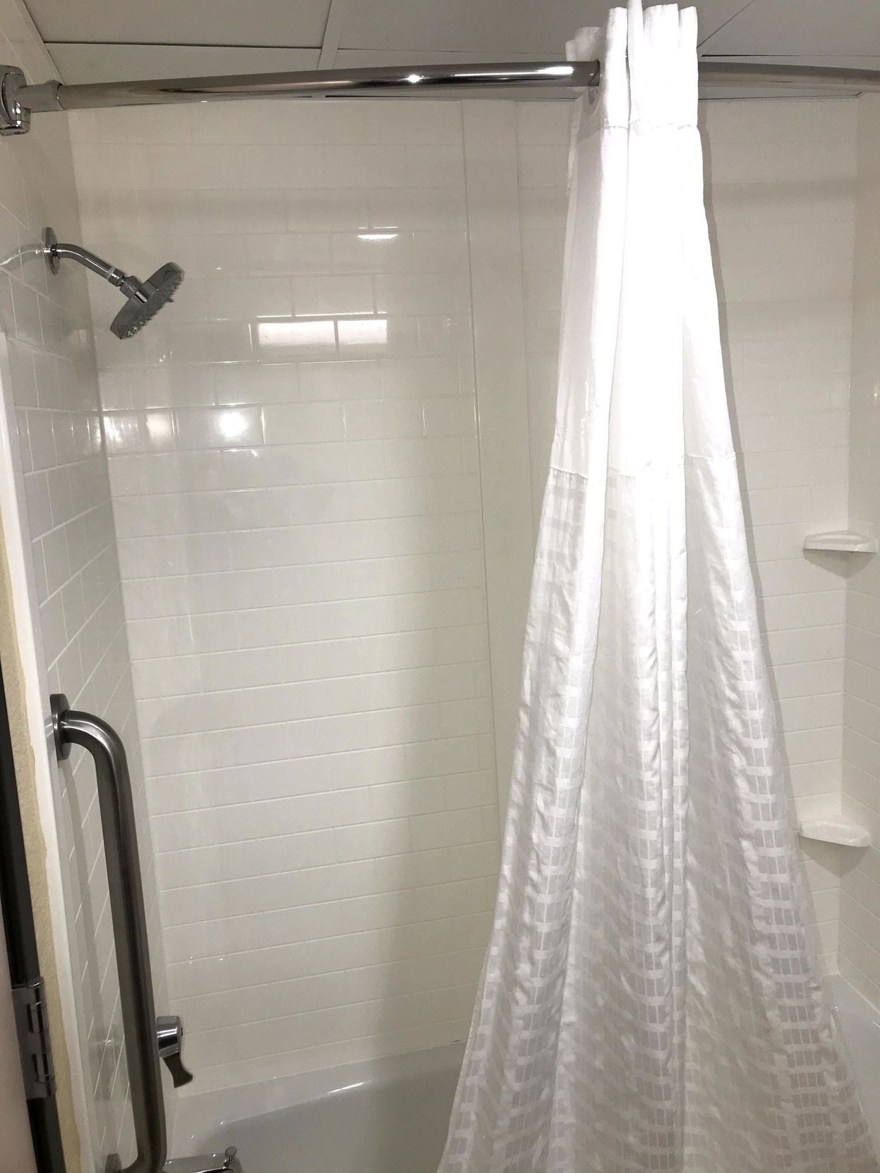 Bathroom | Combined shower/tub, free toiletries, hair dryer, towels