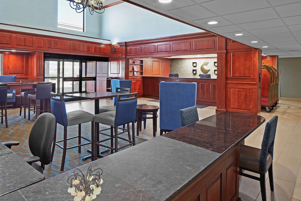 Comfort Suites Outlet Center