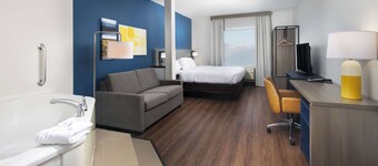 Comfort Suites Outlet Center