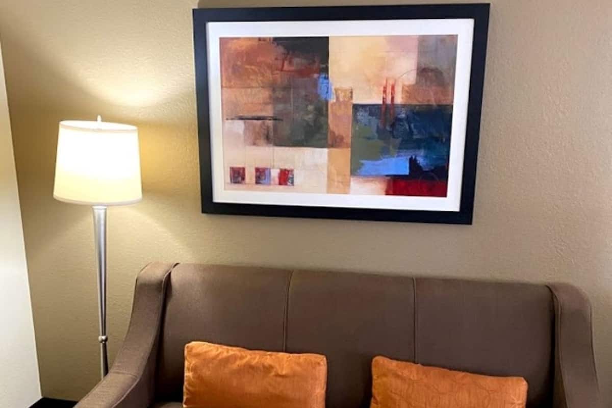 Living area | 40-inch flat-screen TV with cable channels, TV, MP3 dock