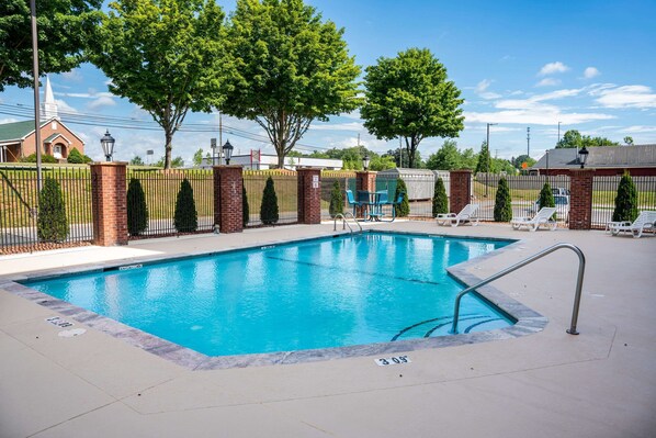 Piscina externa sazonal, funciona das 10h às 22h, guarda-sóis