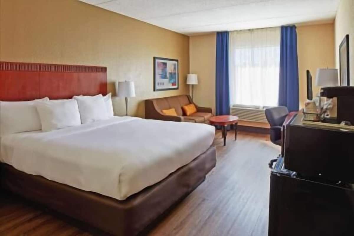 1 bedroom, Egyptian cotton sheets, premium bedding, pillowtop beds