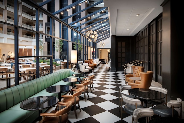 Melayani makan siang dan makan malam