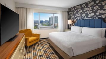 1 kamar tidur, seprai antialergi, brankas, dan meja kerja