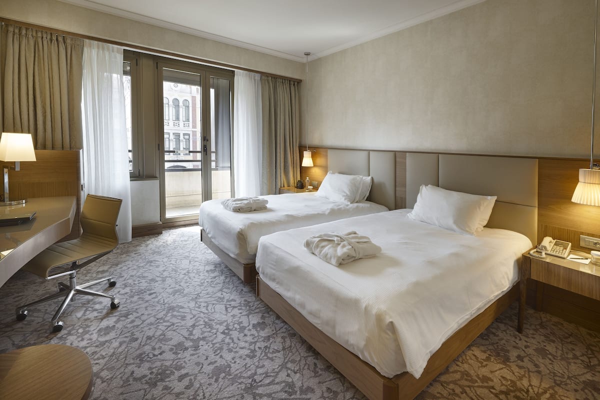 Executive Room, 2 Twin Beds, Business Lounge Access | Hypo-allergenic bedding, down comforters, minibar, in-room safe