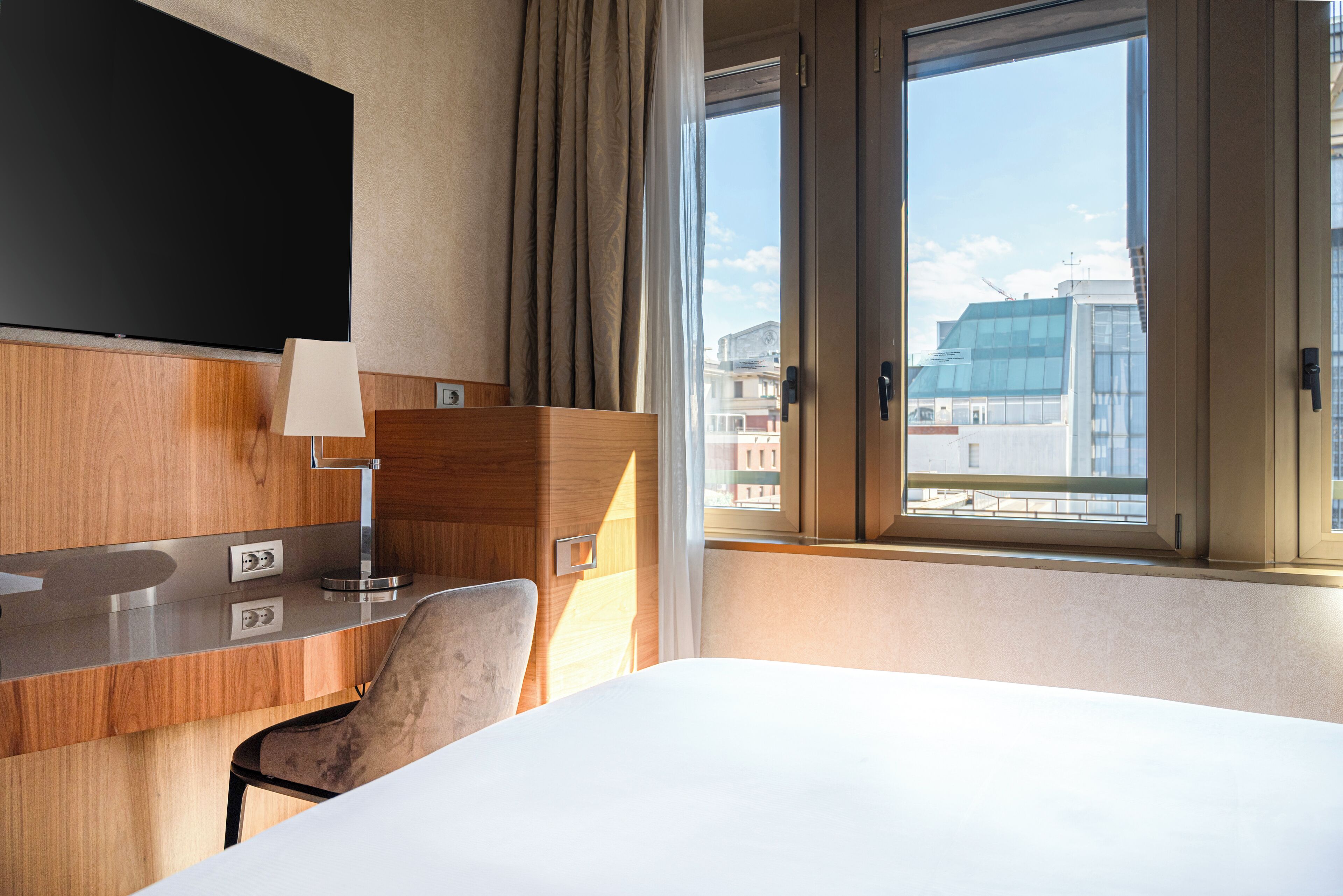 room (queen guest) | hypo-allergenic bedding, down duvets, minibar, in-room safe