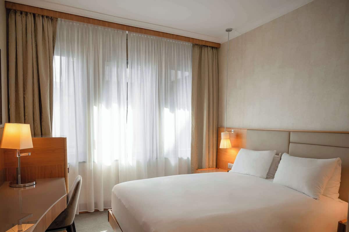 Hypo-allergenic bedding, down comforters, minibar, in-room safe