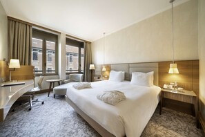 Executive Room, 1 King Bed | Hypo-allergenic bedding, down comforters, minibar, in-room safe